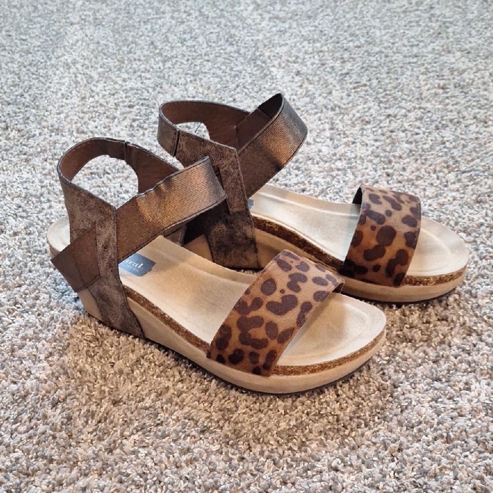Natural Reflections Sanra Wedge Leopard Metalic Print Sandals